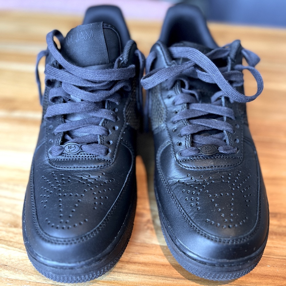 NEW LISTING limited edition Nike Air Force 1 ‘07 men’s 9